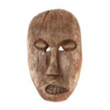 Maske Borneo, Dayak, Holz geschnitzt, matt braun patiniert, Reste weißer Pigmentfarbe,