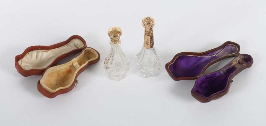 2 Parfumflakons im Lederetui Wohl Frankreich, 1. Hälfte 19. Jh., farbloses Kristallglas, geschliffen - Image 3 of 3