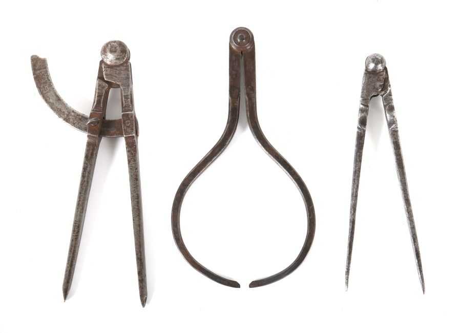 3 Werkzeuge 18./19. Jh., Eisen, best. aus 2 Zirkeln und 1 Messinstrument, L: bis ca. 18 cm.