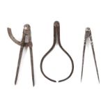 3 Werkzeuge 18./19. Jh., Eisen, best. aus 2 Zirkeln und 1 Messinstrument, L: bis ca. 18 cm.