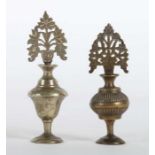 2 Snuffbottles Persien, 19./20. Jh., Metall, in Form von Vasen mit Blütenstrauß, H: 9/10,5 cm.