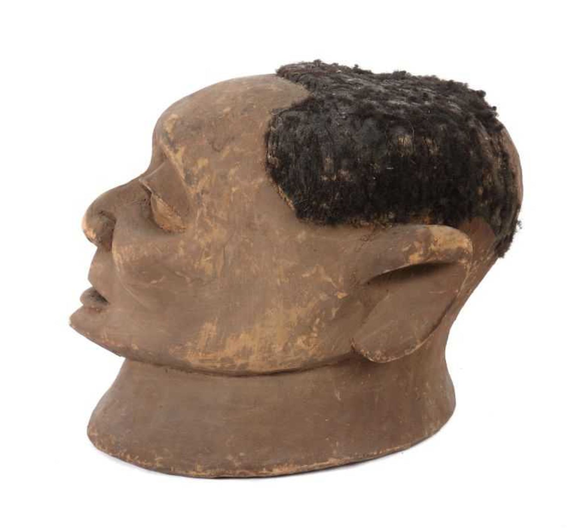 Helmmaske "lipiko" Mosambik, Stamm der Makonde, leichtes, helles Holz geschnitzt, braun patiniert, - Bild 2 aus 2