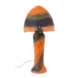 Jugendstil-Tischlampe Anfang 20. Jh., Frankreich, mattiertes Glas mit Pulvereinschmelzungen,