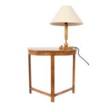 Tischlampe und Tisch Um 1930, Nussbaum, Art-Déco-Tisch mit geraden Beinen und halbrunder Platte,
