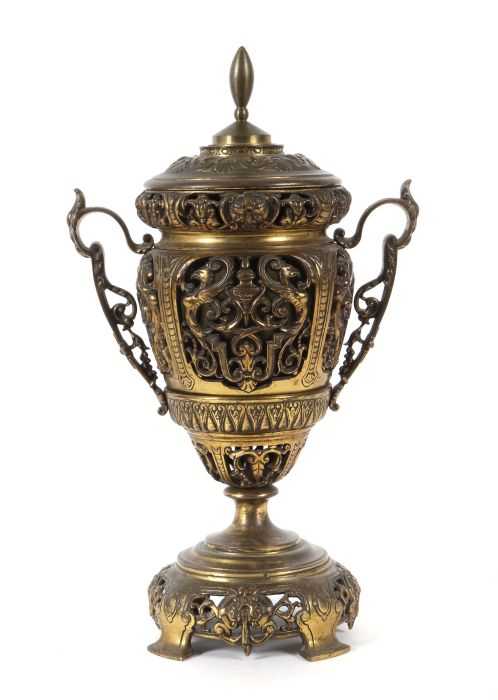 Historismus-Urnenvase Um 1880, wohl Russland, vergoldeter Messingguss, durchbrochen gearbeitete