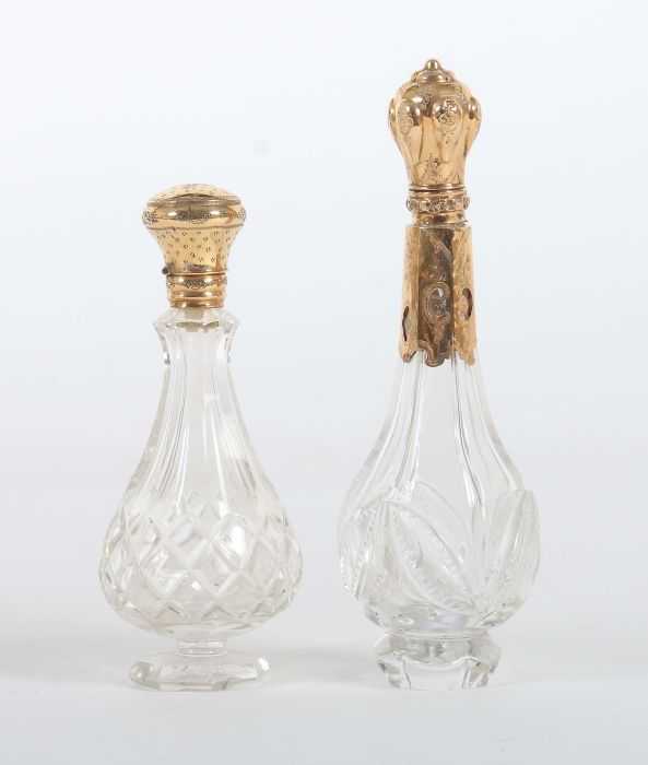 2 Parfumflakons im Lederetui Wohl Frankreich, 1. Hälfte 19. Jh., farbloses Kristallglas, geschliffen - Image 2 of 3