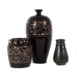 3 Vasen China, 20. Jh., heller/beiger Scherben, schwarze Glasur, 1 hochbauchige Vase mit schmalem,