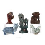 Konvolut Figuren China, 19./20. Jh., heller - beiger Scherben/Holz, 5-teilig: 1 Foo Hund auf hohem