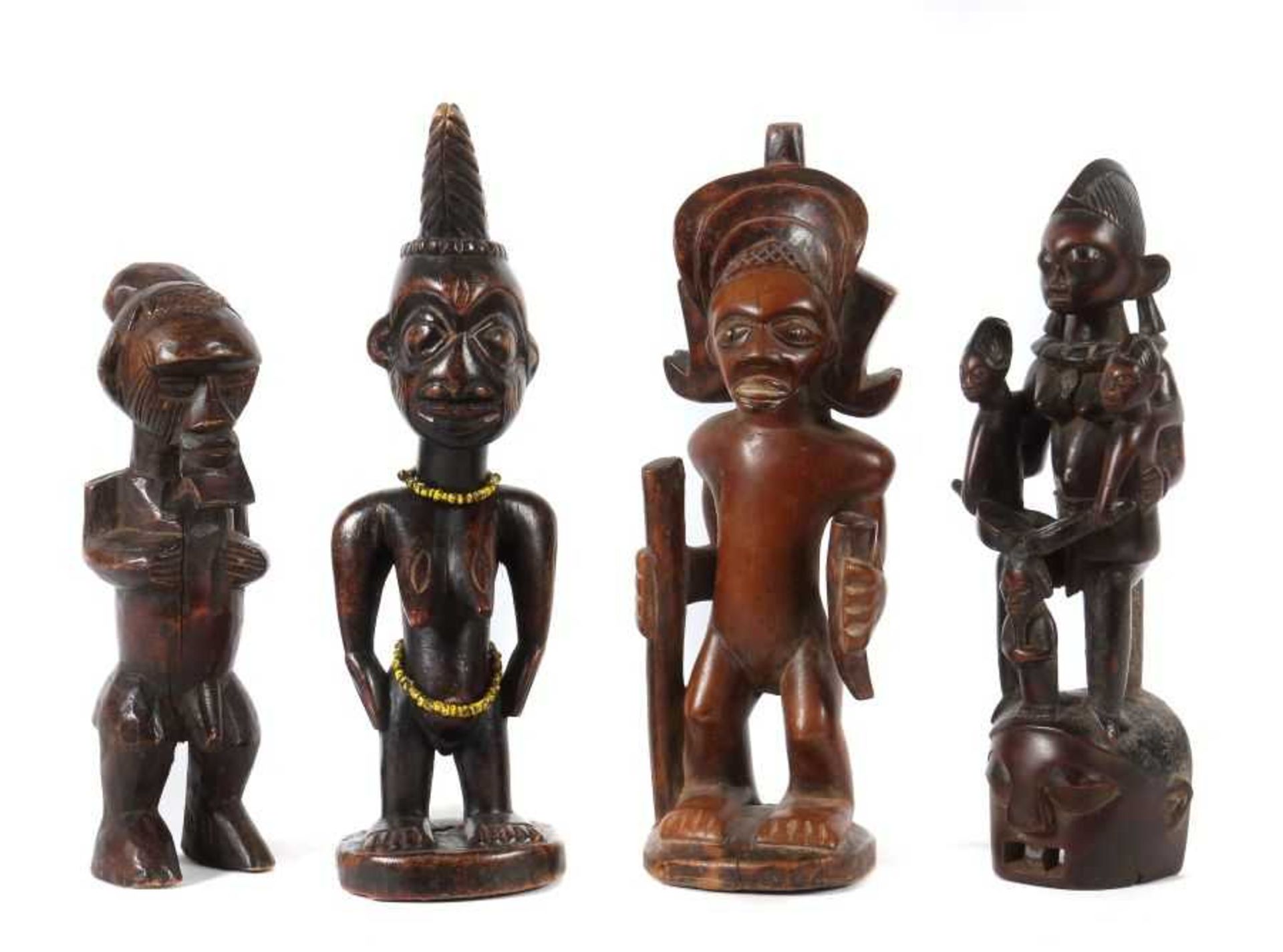 Konvolut Figuren DR Kongo, Nigeria, u.a. Yoruba, Chokwe, Holz geschnitzt, braun patiniert, 4-tlg.