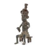 Figur Afrika, Bronze, auf Bank sitzende männliche Figur, von Bart und hoher Kopfbedeckung geziert,