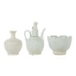 Kanne, Schale und Vase China, 20. Jh., heller Scherben, Teekanne mit Deckel in Form eines Foo-