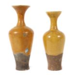 2 Vasen China, im Stil der Tang-Dynastie, heller Scherben, gelbe Glasur, bauchiger Korpus mit