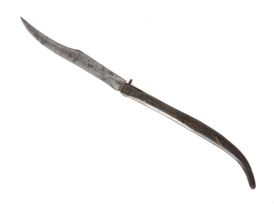Klappmesser einschneidige Metallklinge, gebogtes Griffstück aus Ziegenhorn, L: ca. 21,5/39,5 cm.