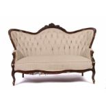 Weißes Louis Philippe Sofa um 1840/50, Nussbaum, moulurierter Rahmen, gewellte Front auf Cabriole-