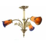 Deckenlampe mit Noverdy-Glasschirmen Frankreich, um 1925, dreiflammige Hängelampe aus Metall mit