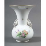 Vase Herend, nach 1965, Porzellan, Aufglasurbemalung mit Blumenbouquets und Streublumen, Goldrand,