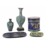 5 Cloisonné-Arbeiten China/Japan, 19./20. Jh., Cloisonné/Messing, best. aus: 1 Deckeldose mit gelbem