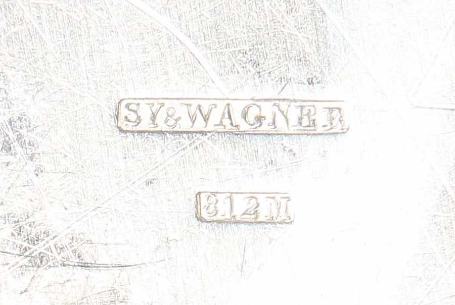 Platzteller Sy & Wagner, Berlin, um 1900, Silber, ca. 744 g, runder schlichter Spiegel, breite Fahne - Image 2 of 2