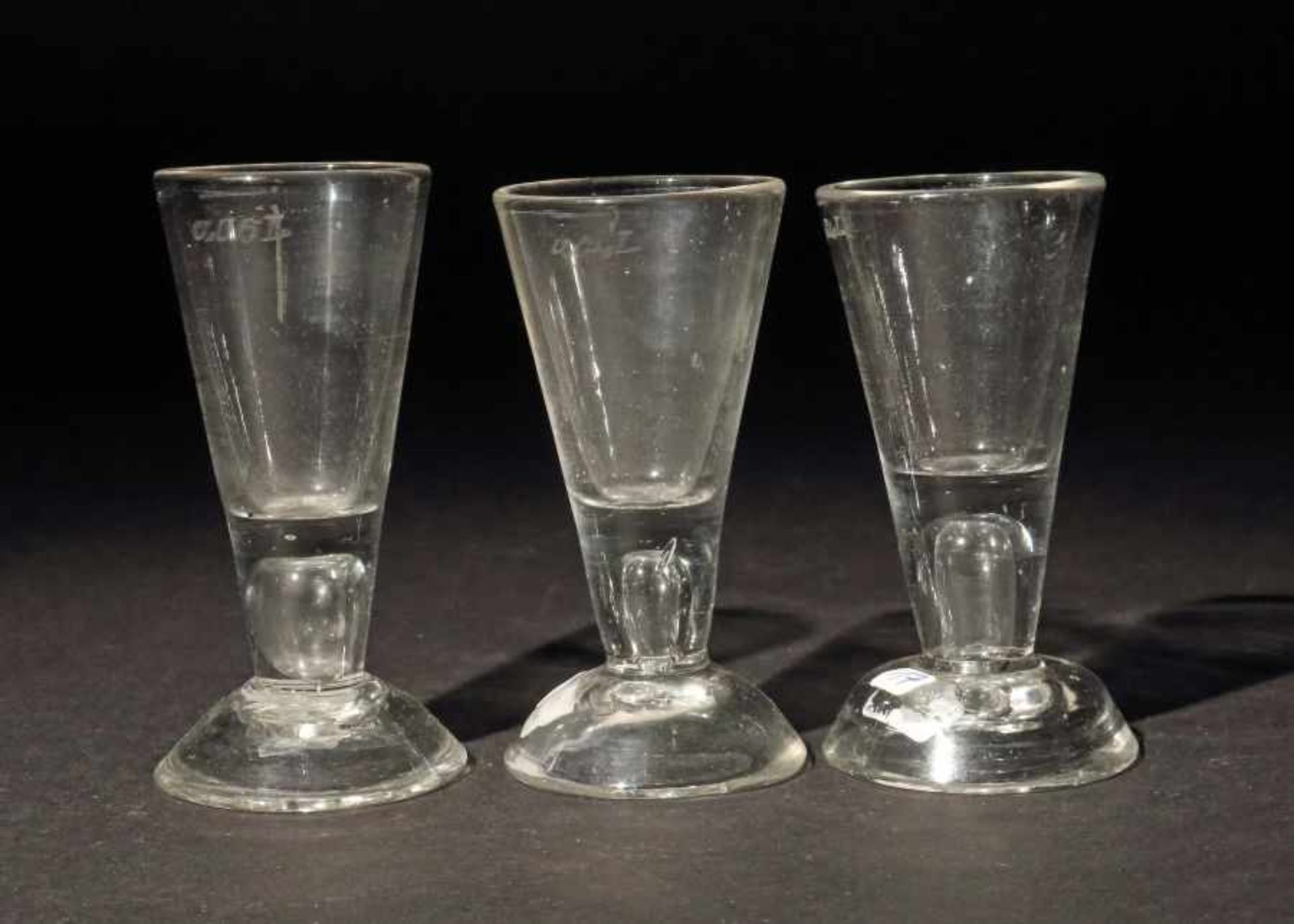 3 Wachtmeister Schnapsgläser Norddeutsch, 18./19. Jh., farbloses Glas, mundgeblasen, hohle Schäfte