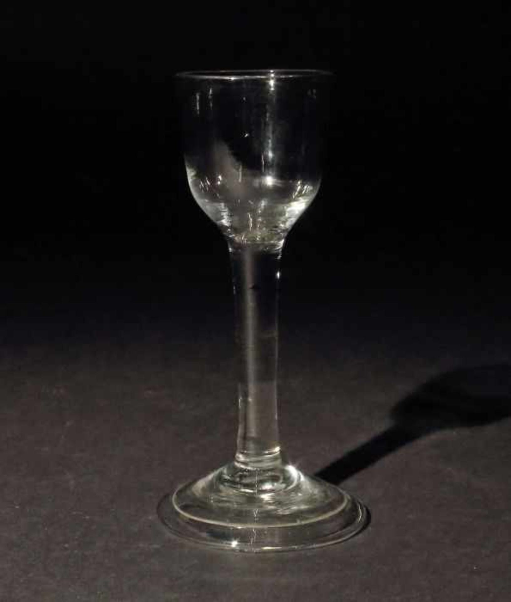 Stengelglas 2. Hälfte 18. Jh., Norddeutsch oder England, farbloses Glas, mundgeblasen,