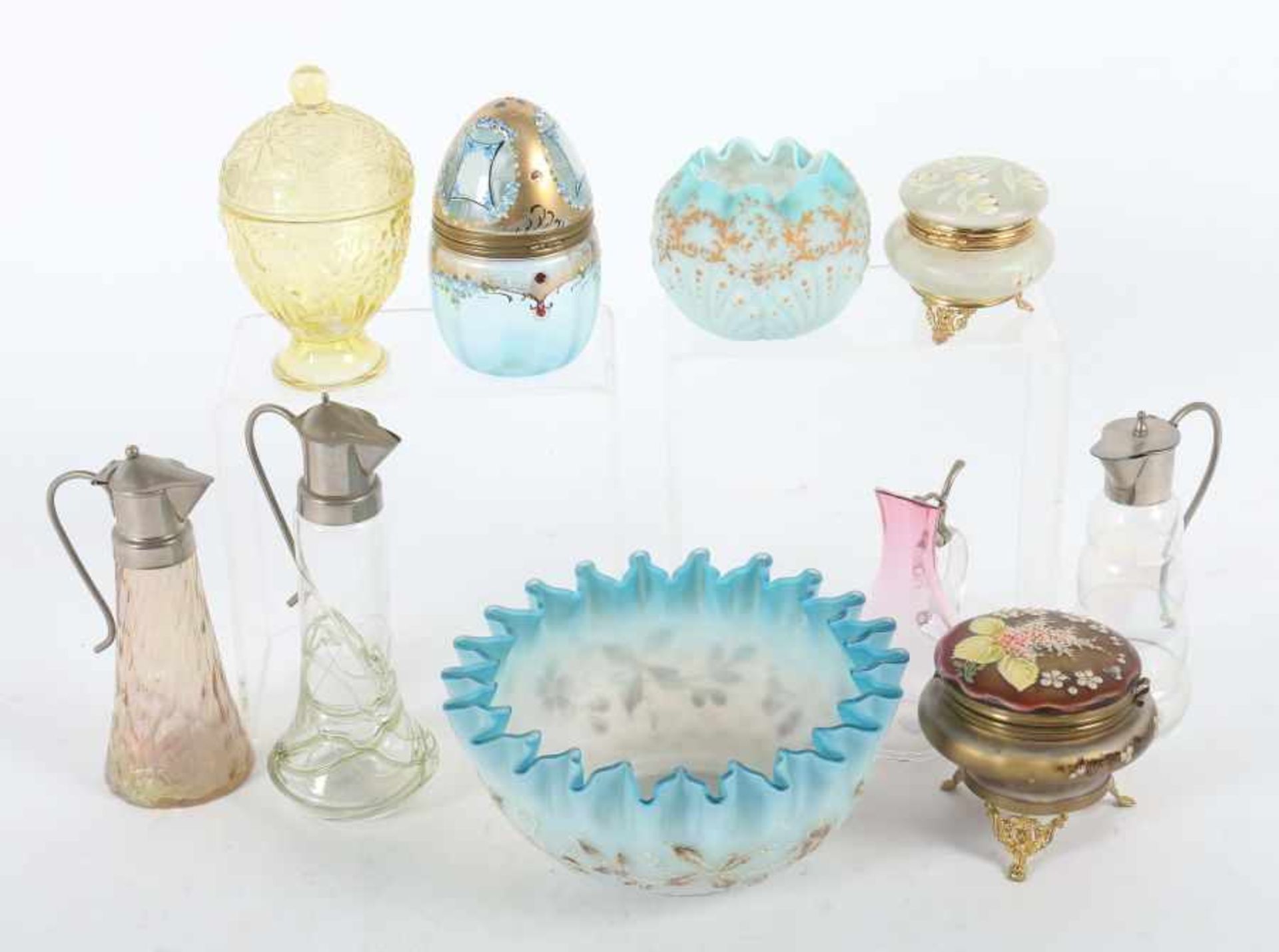 Konvolut Sammlerglas Anfang 20. Jh., bestehend aus 4 Deckeldosen, 4 Karaffen mit vernickelten - Bild 2 aus 2