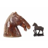 Pferdekopf und -figur China, 19./20. Jh., heller Scherben und Bronze, plastischer Pferdkopf mit