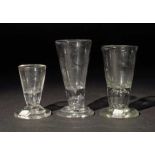 2 Wachtmeister und Schnapsglas Norddeutsch, 18./19. Jh., farbloses Glas, mundgeblasen, Schäfte