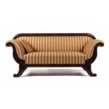 Biedermeier Sofa mit geschnitztem Blattwerk Wohl norddeutsch, um 1830, Nussbaum, die geschwungenen