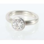 Damenring Juwelier Jacobi, Stuttgart, modern, Platin, mattierte Ringschiene besetzt mit Brilliant (