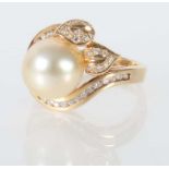 Ring 2. Hälfte 20. Jh., Gelbgold 750, imposante Perle (D: 11,58 mm), umrahmt von zahlr. frei