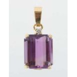 Anhänger 2. Hälfte 20. Jh., Gelbgold 750, besetzt mit Amethyst im Carré-Schliff (ca. 7 ct) bekrönt