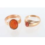 2 Intaglio-Ringe Mitte 20. Jh., Gelbgold 333/585, 1x besetzt mit Karneol u.a., je mit