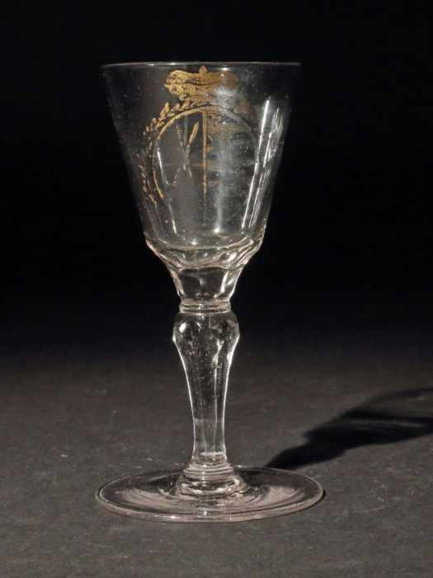 Kleiner Wappenpokal Böhmen, 2. Drittel 18. Jh., farbloses Glas, flacher Scheibenfuß, sechsfach