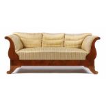 Biedermeier Sofa mit drei Rückenkissen um 1830, Nussbaum massiv, geschweift ausgesägte Füße und