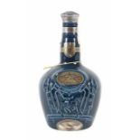 Royal Salute 1970/80er Jahre, Blended Scotch Whisky, Chivas Brothers Ltd., blauer Keramikkrug, mit