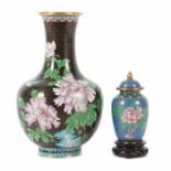 Cloisonnévase und -deckelvase China, 20. Jh., Messing/Cloisonné, Vase mit Chrysanthemendekor und