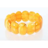 Butterscotch-Bernstein-Armband 20. Jh., oval geflachte Elemente an zweireihigem Zugband, leicht in