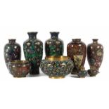 Konvolut Cloisonné China/Japan, 19./20. Jh., Messing/Kupfer, 9-tlg. best. aus: 5 Vasen, 2 Schalen,