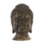 Buddha China, wohl 19. Jh., Bronze, plastischer Kopf des Buddha Shakyamunis, rundes Chakra auf der