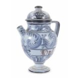 Apothekenkanne Ceramiche ABC, Bassano, 20. Jh., Steinzeug, bläulich-weiß glasiert, umlaufend blaue