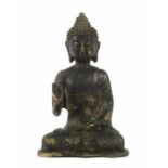 Buddha Shakyamuni China, wohl 20. Jh., Bronze, Reste einer Vergoldung, in vajra sana sitzender