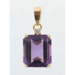 Anhänger 2. Hälfte 20. Jh., Gelbgold 750, besetzt mit Amethyst im Carré-Schliff (ca. 7 ct) bekrönt