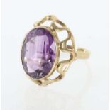 Damenring Mitte 20. Jh., Gelbgold 333, besetzt mit oval facettiertem Amethyst (ca. 8 ct), mit