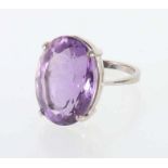 Damenring 2. Hälfte 20. Jh., Weißgold 750, besetzt mit oval facettiertem Amethyst (ca. 12 ct), mit