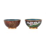 2 Schalen China, 20. Jh., Cloisonné/Messing, 1x polychromes Dekor von Kirschblüten und Hibiskus