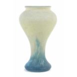 Vase Verreries Artistique, Frankreich, 1920er Jahre, farbloses Glas, modelgeblasen, Dekor mit blauen