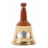 Bell's Specially Selected 1970er Jahre, Old Scotch Whisky, in beige-braunem Keramik-Glocken-