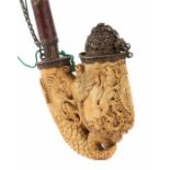 Meerschaumpfeife 19. Jh., langes Griffstück aus Holz mit gebogtem Mundstück, Pfeifenkopf reich an