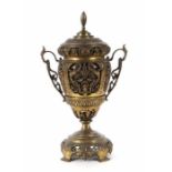 Historismus-Urnenvase um 1880, wohl Russland, vergoldeter Messingguss, durchbrochen gearbeitete