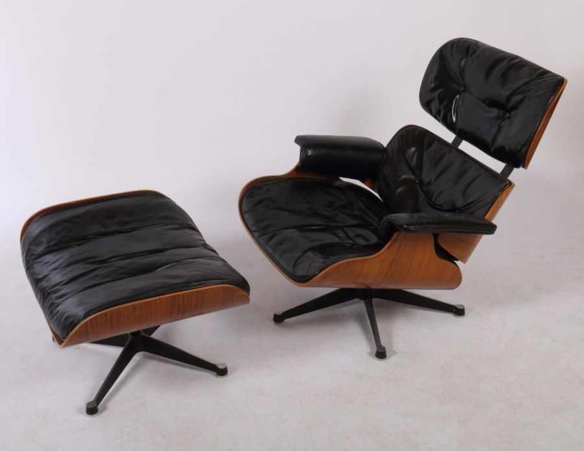 Eames, Charles & Ray Lounge Chair " 670" mit Ottomane "671", Entwurf: 1957, Ausführung: Vitra AG, - Bild 2 aus 2